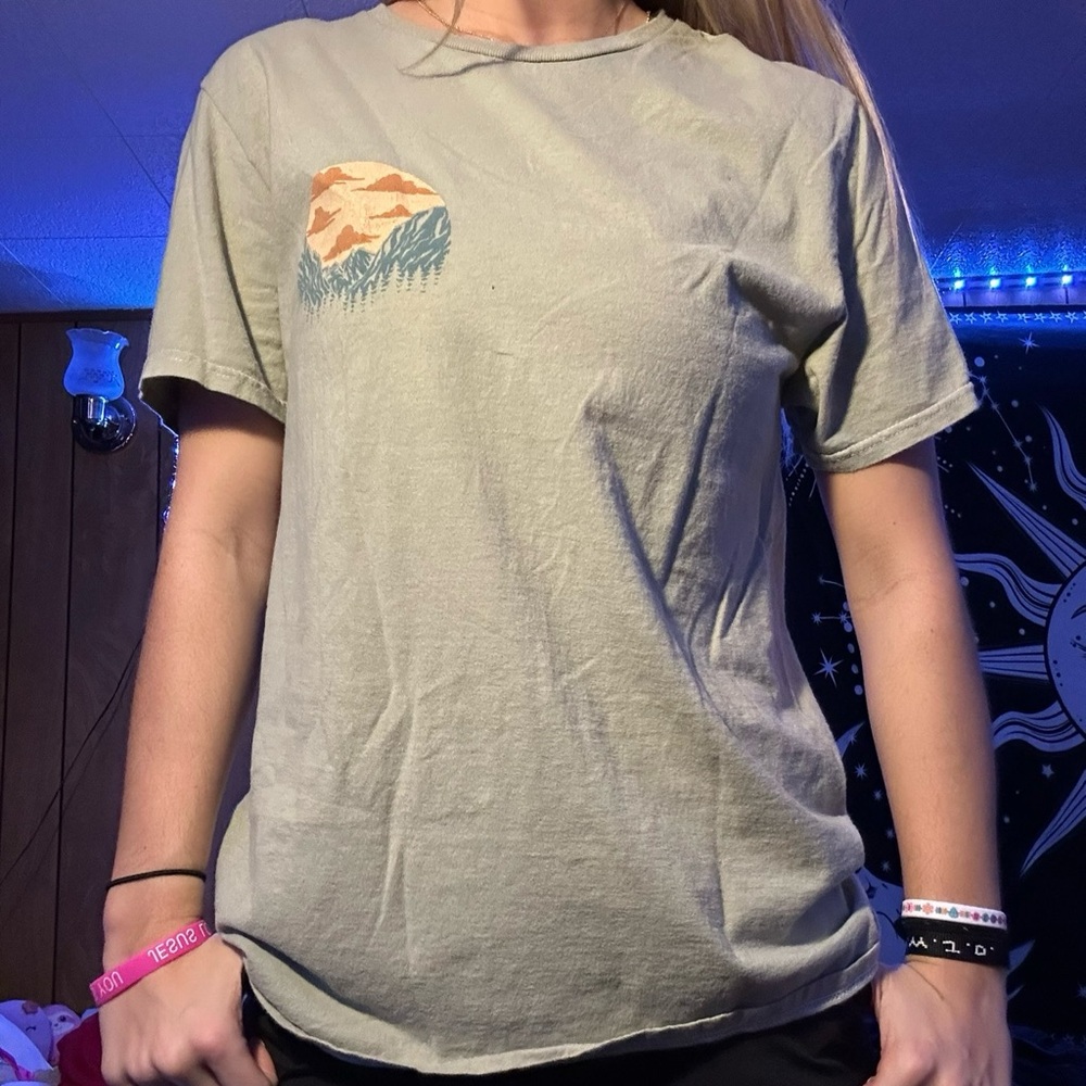 Sage green Yosemite T-shirt
never worn 
#SageGreen #Yosemite #GraphicTee